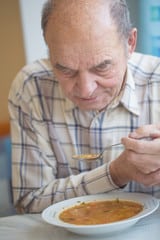 aiutare un malato di parkinson a mangiare