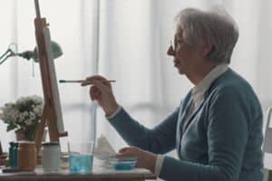 donna anziana che dipinge