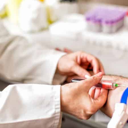 foto di un operatore del prelievo sangue a domiciliata