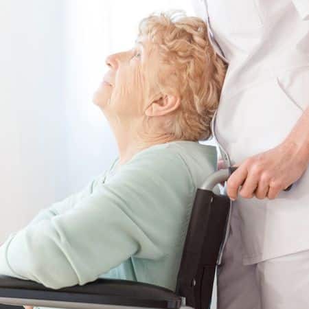 foto di una donna anziana che ha bisogno di assistenza a domicilio