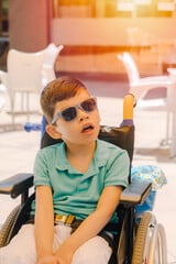 bambino con una malattia neurodegenerativa