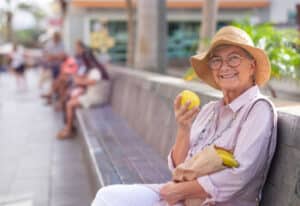 donna anziana mangia mela